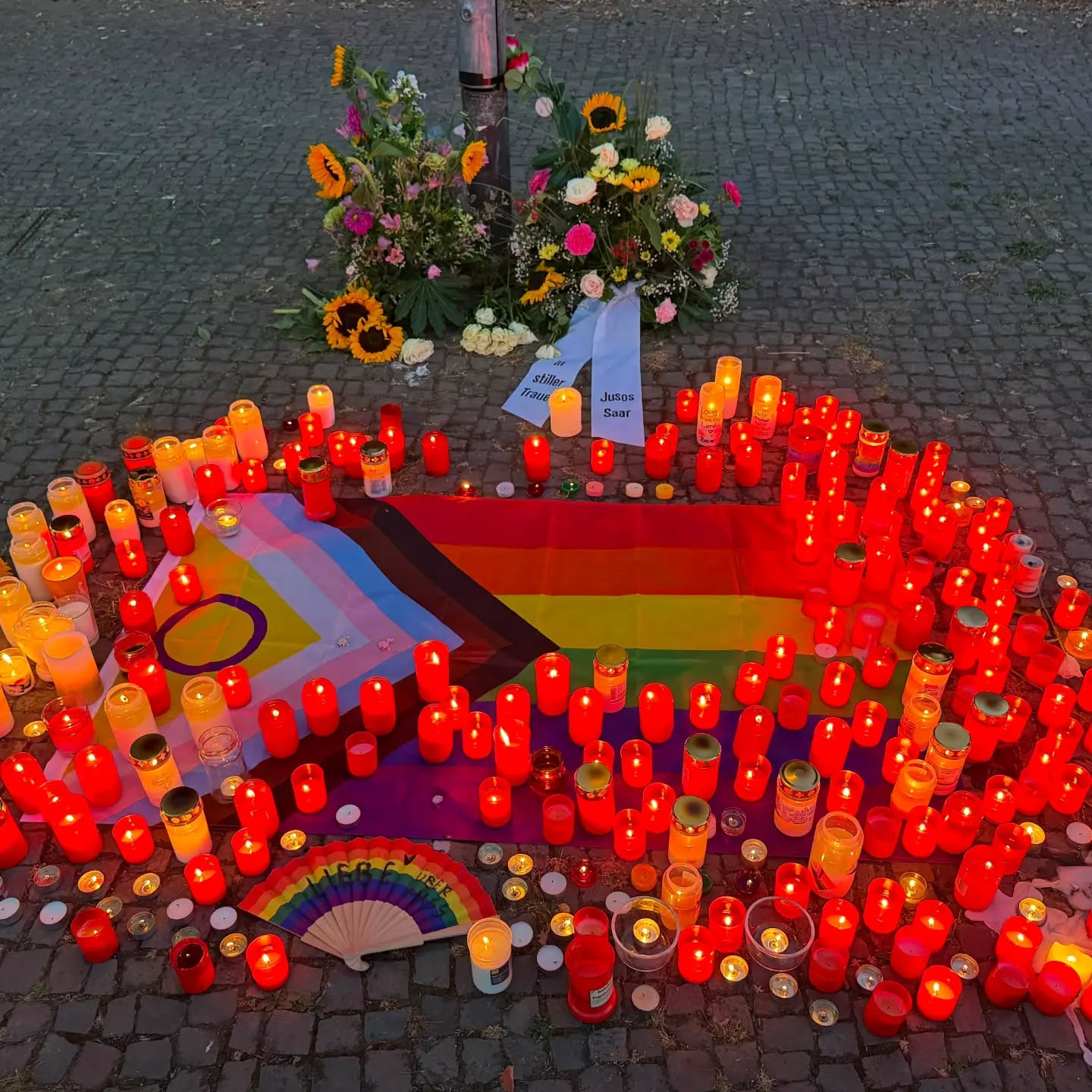 Kerzen und Blumen zum Gedenken an die Opfer des Anschlags