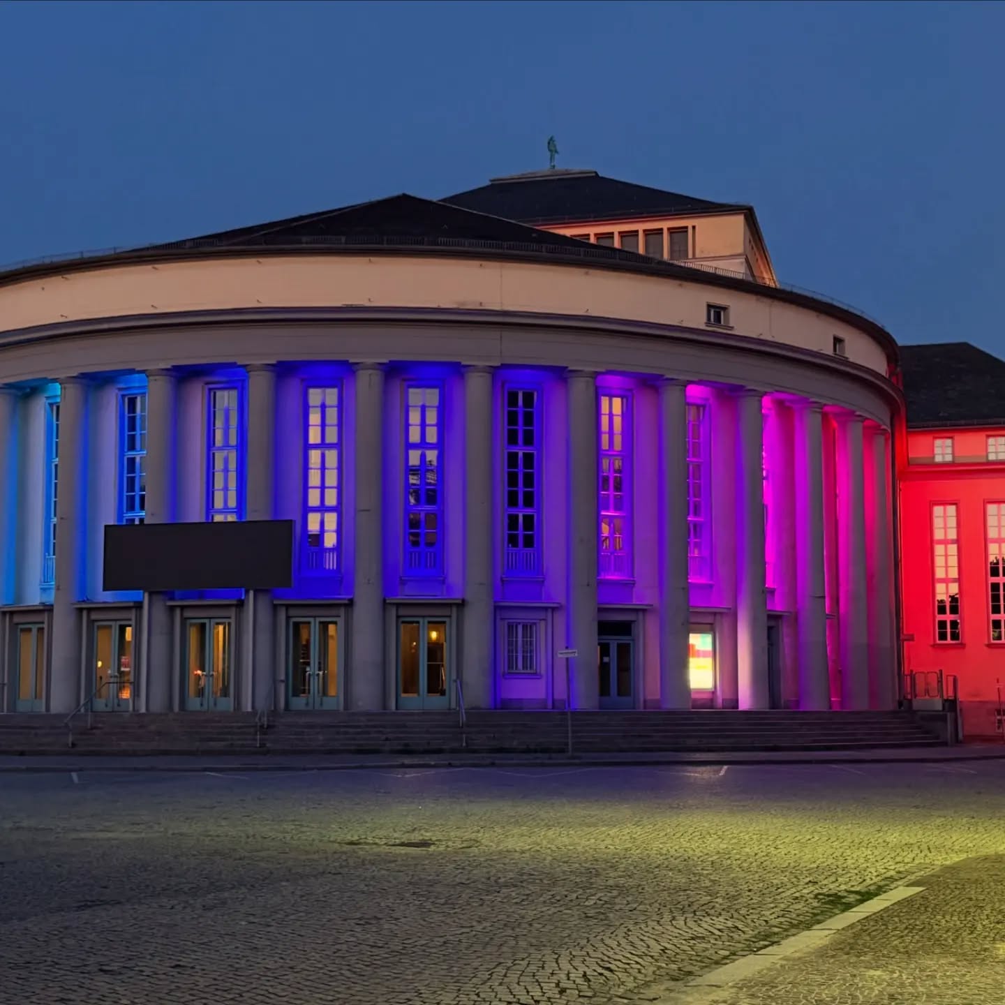 Das bunt beleuchtete Saarländische Staatstheater am Abend der Mahnwache